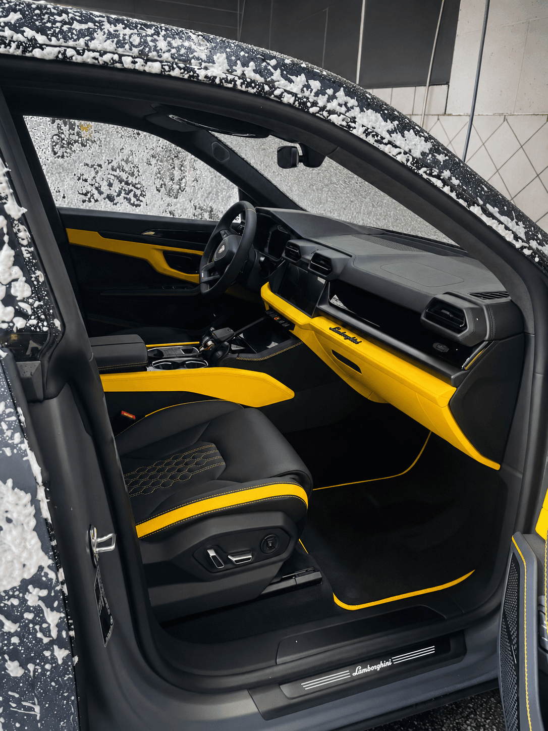 Habillage intérieur jaune et noir